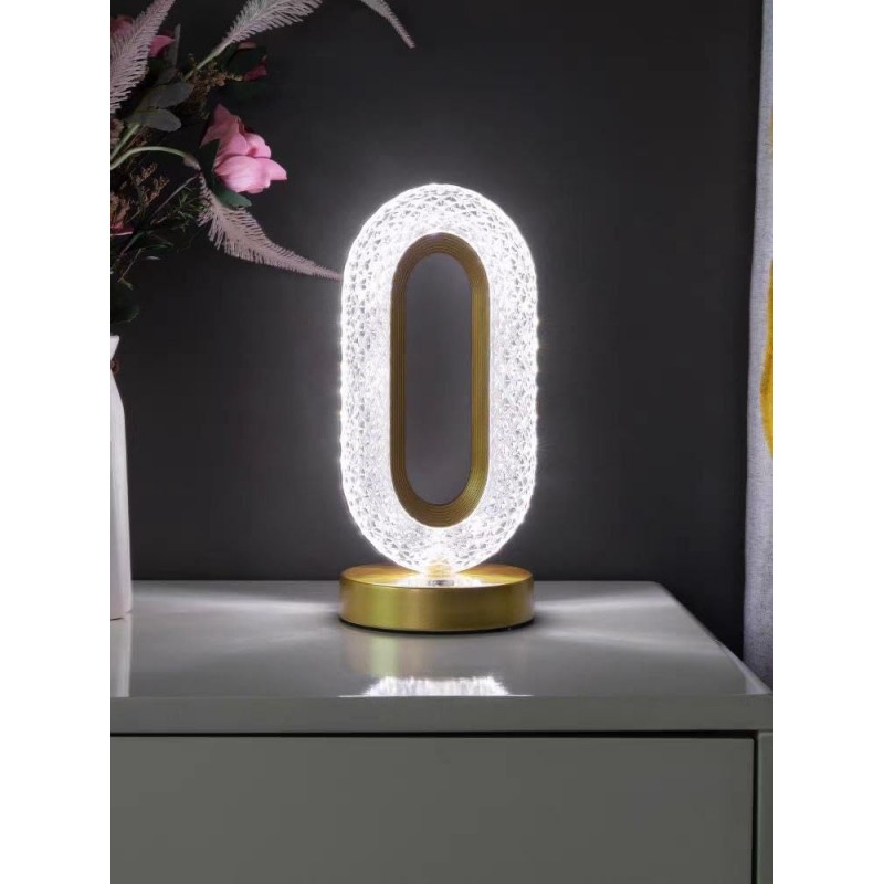 Une lampe de table LED merveilleusement conçue avec trois niveaux de couleurs pour l'éclairage nocturne de la chambre. Un design